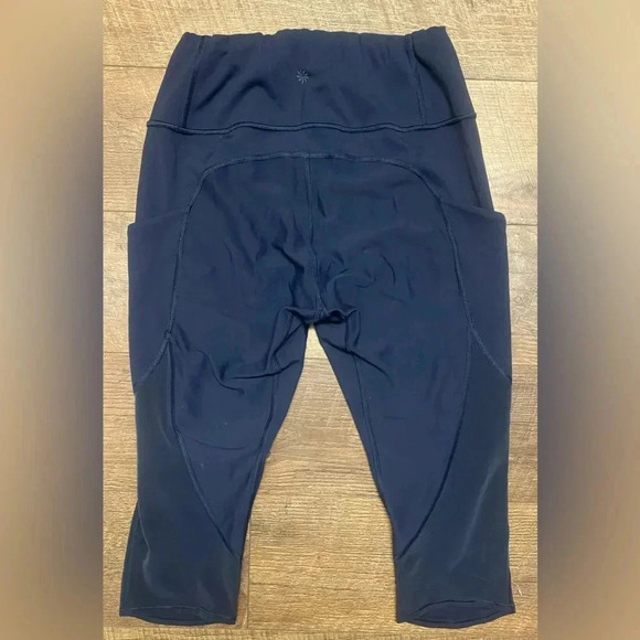 Athleta Capri Active Workout Leggings W/ Pockets And Mesh Detailing Size Medium - Picture 3 of 4